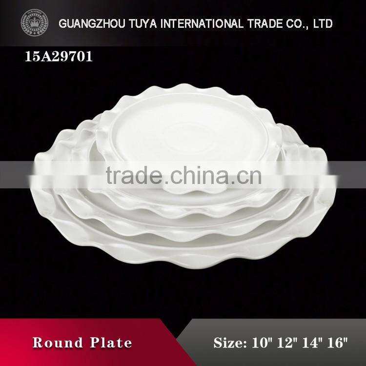 Different sizes of white circular plate