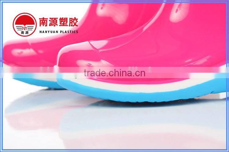 Children rain boots with optional LED light