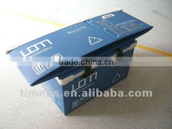 Corrugated plastic container with handle