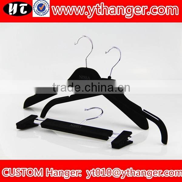 YY0451 black mens t shirts plastic hanger velvet thin clothes hanger with logo
