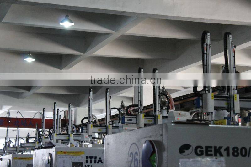 Mini Picking Robot Arm For Injection Moulding Machine Below 100T