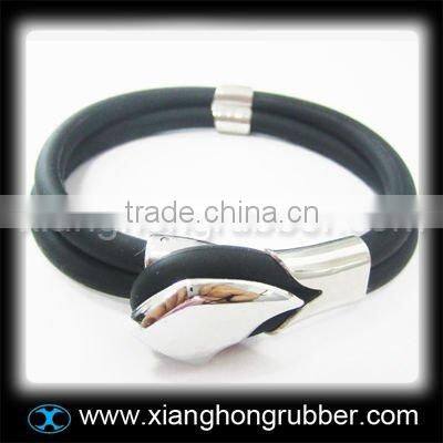Latest design silicone bracelet with stainless steel accessoire