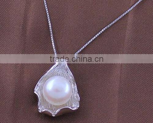 Silver pearl pendent