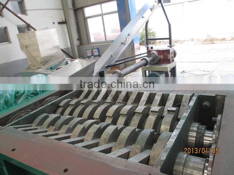 Double shaft shredding machine for cardboard