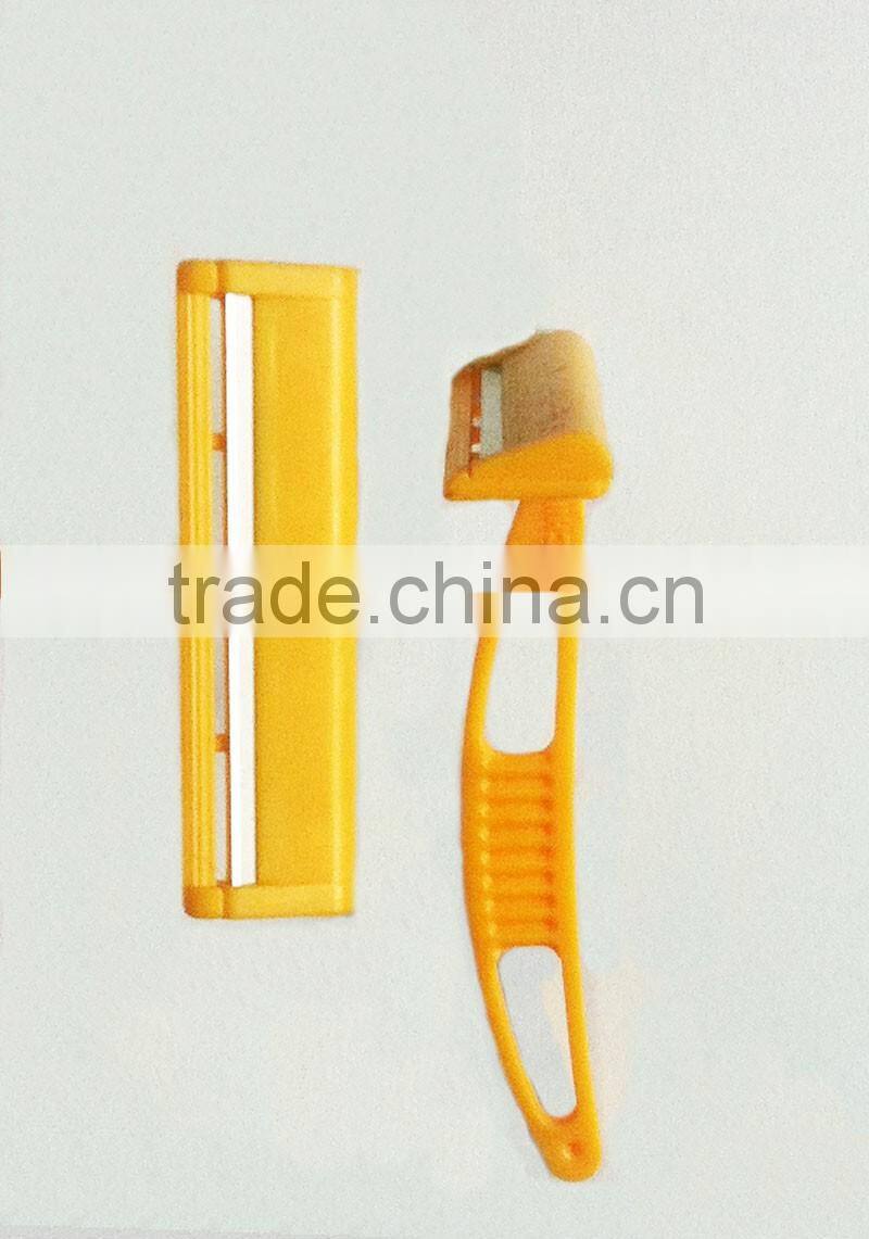 Single blade disposable razor