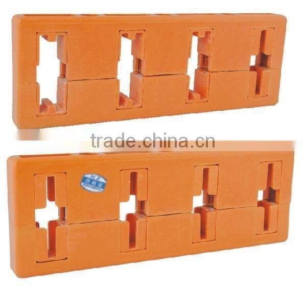 Insulated bus clip for distribution box
