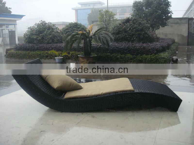 Rattan pool sunbed