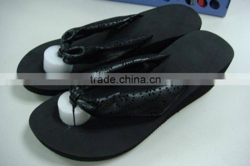 latest women summer wedge heel slippers with fancy laser flower decoration upper