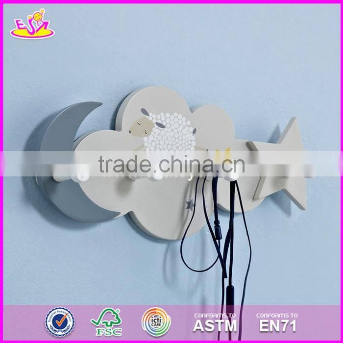 2017 New design cartoon animal wooden baby coat hangers W09B075