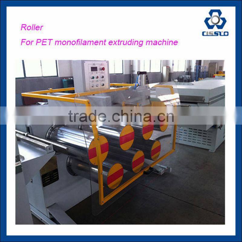 Plastic filament extruding machine