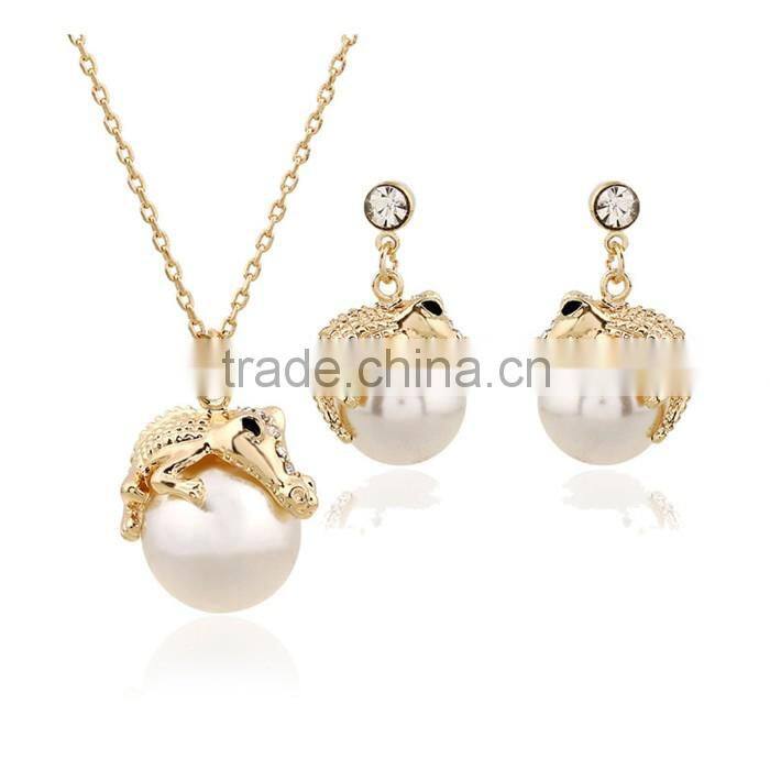 Fancy jewelry gold plated zinc alloy pearl pendant alligator earring necklace set