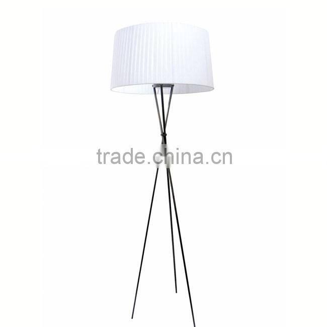 Tripod modern lamp F010
