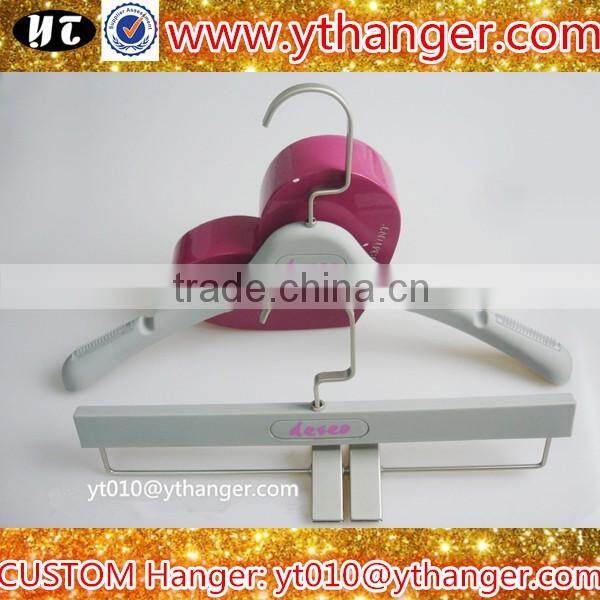 YY0538 black antislip rubber coated plastic hanger rubber coat hanger with metal hook
