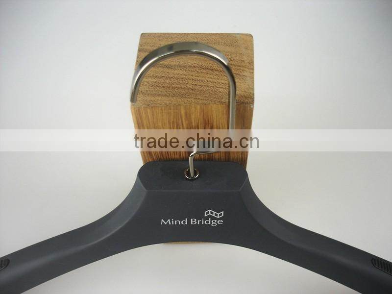 IMY-529 black jacket rubber hangers for wholesale