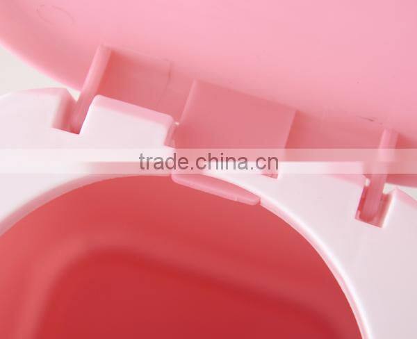 Little plastic dumpster with lid