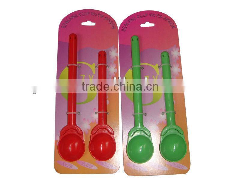 Plastic bread clip with spoon