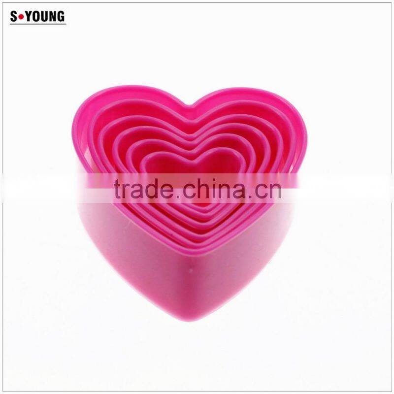 47021 Heart Shaped Plastic Cake Divider Cutter