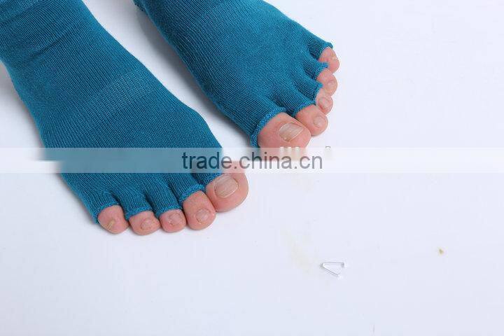 Non-slip yoga massage five fingers socks environmental particles wear cotton antibacterial yoga socks wholesale
