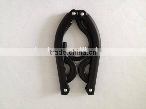 Foldable clothes hanger