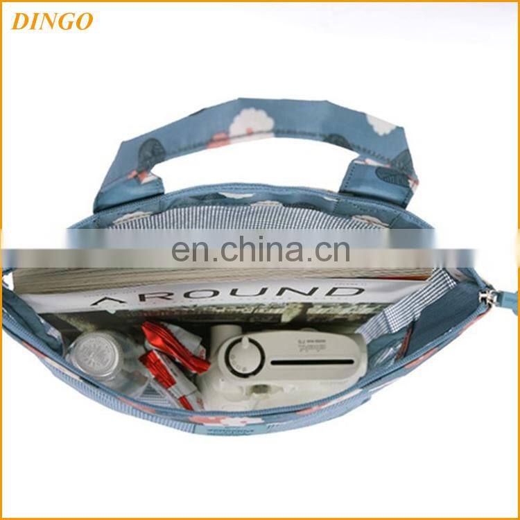 beach bag with printed and coarse rope handler