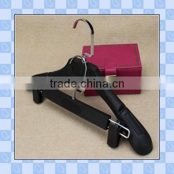 customized high quality heavy duty black plastic hanger with metal hook for suit/wholesale hanger manufacturer