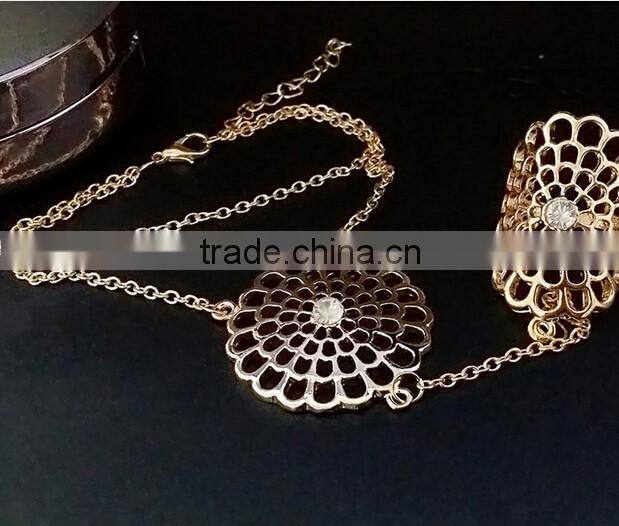 Latest gold finger ring designs hollow sun shape gold women's finger ring bracelet