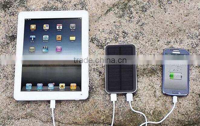 2015 hotly selling 10000mah waterproof mobile phone solar charger for Iphone Samsung Cell phone