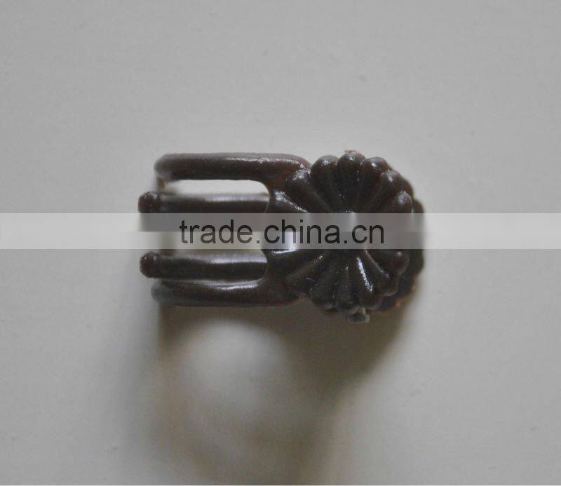 green daisy plant clip