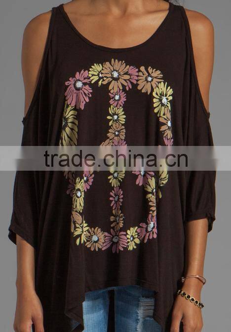 rubber print open shoulder top in black