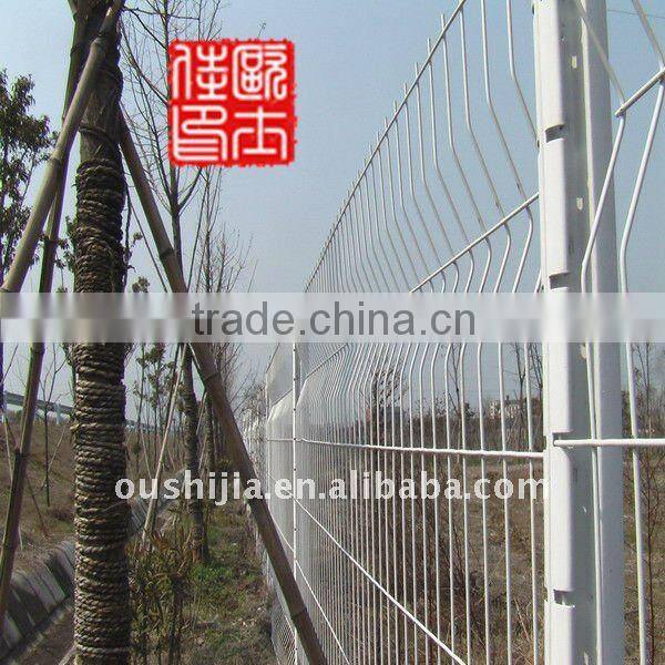 Powder coated wire mesh grating