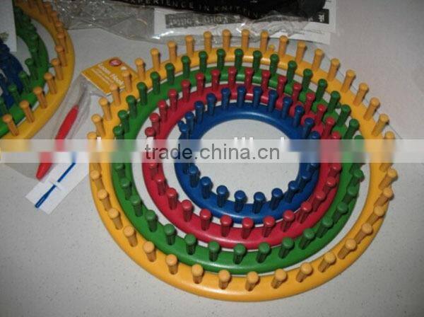 Plastic hand circular knitting machine/knitting loom