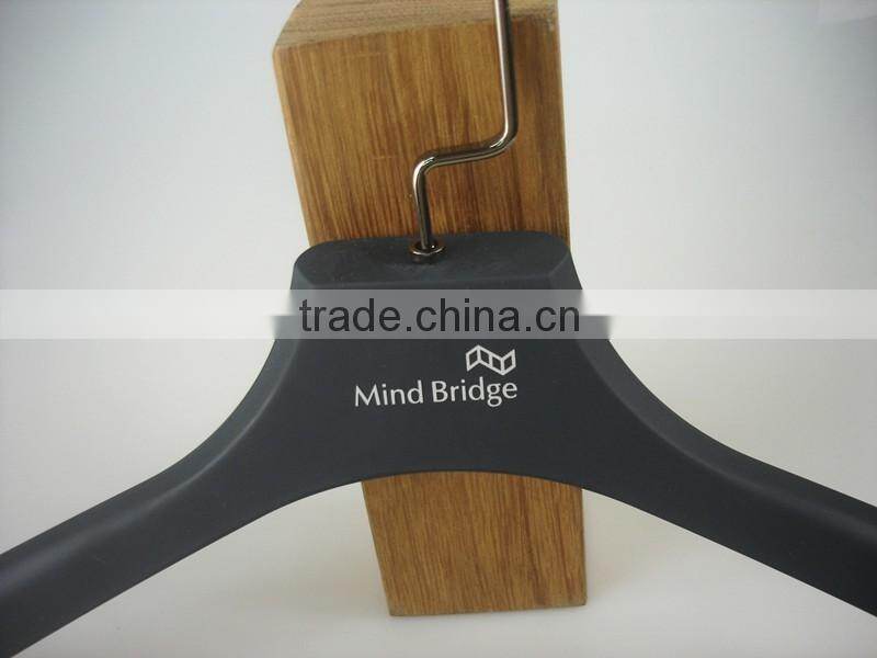 IMY-529 black jacket rubber hangers for wholesale