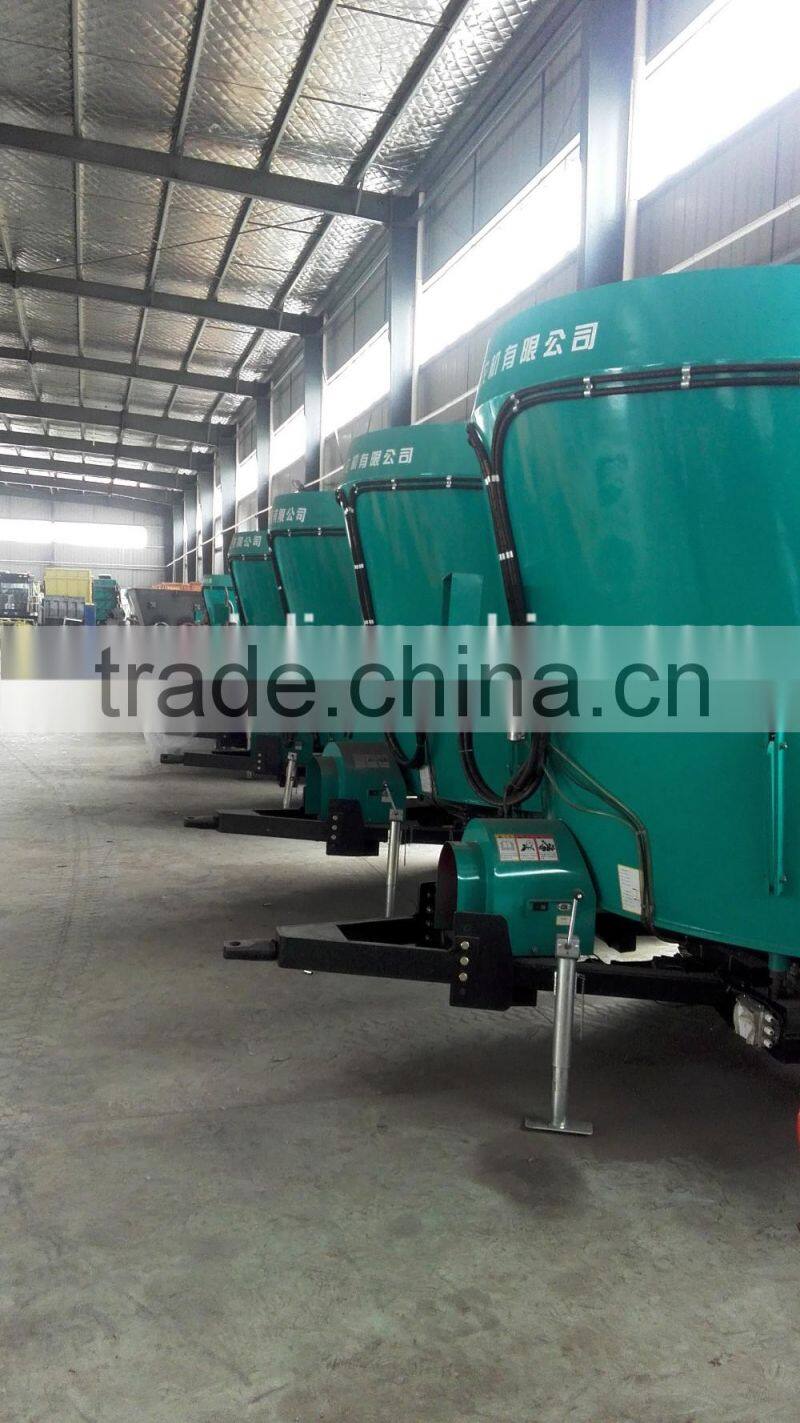 Vertical PTO TMR feed wagon mixer for poultry and animal feed
