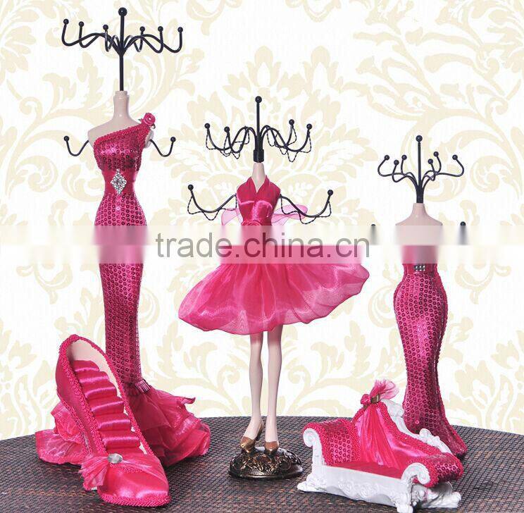 Fashion jewelry figura resin unique jewelry display set luxury