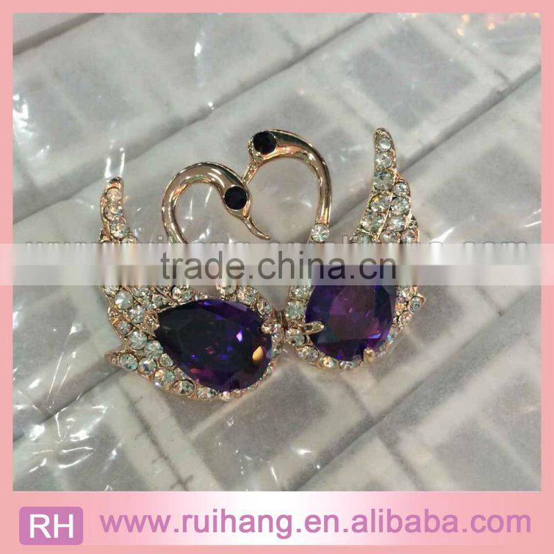 New Arrival cheap fashion beautiful gold alloy shiny big acrylic clear Rhinestone crystal swan brooch for women & invitation