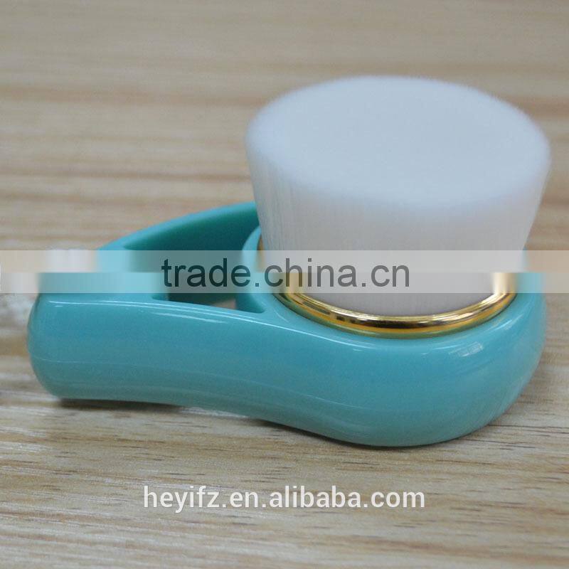 Hot Selling Comma Shape Plastic Handle Facial Cleansing Brush