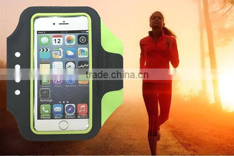 Battery free armband with self-powered safety LED light for night runner