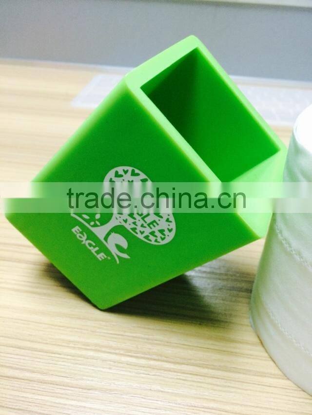 Eco-friendly Green color convinent silicone pen container/pen holders