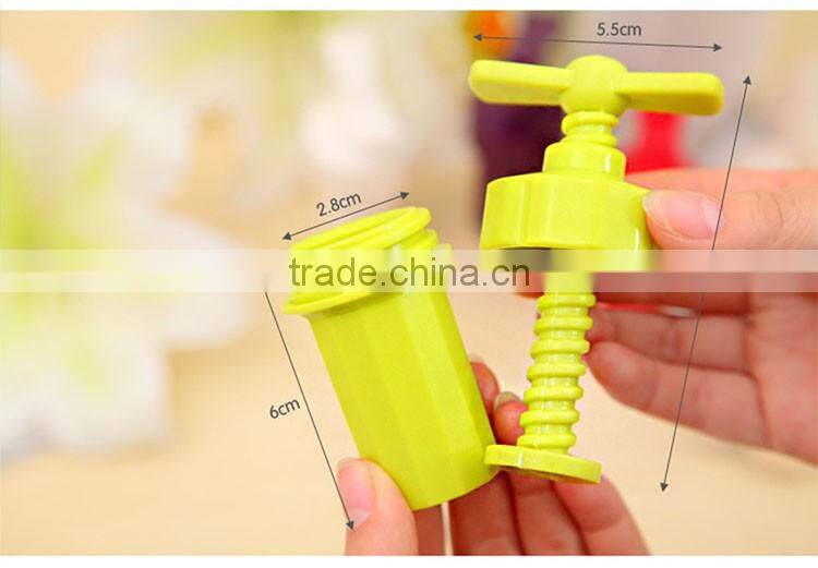 Garlic Press Peeler Crusher Presser Twist Kitchen Helper Gadget Cutter Hand Tool