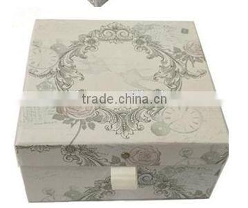 Square cosmetic box with a mirror