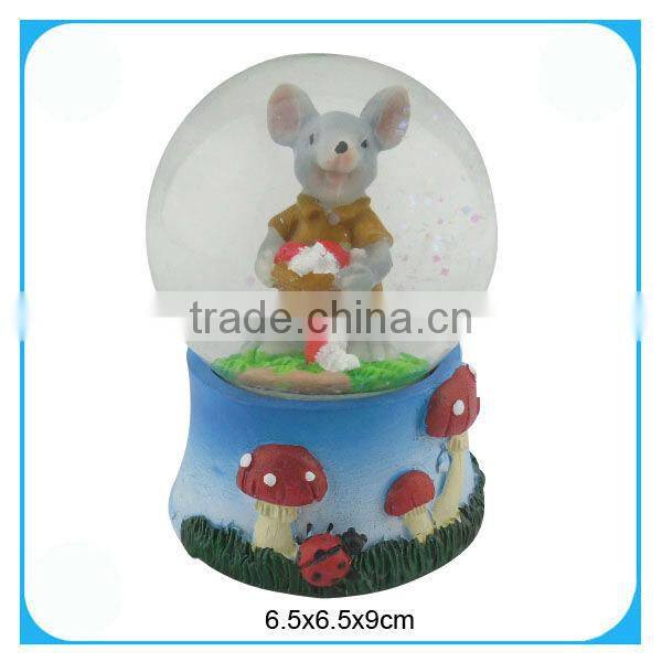 Resin mouse figurine of glitter globe water