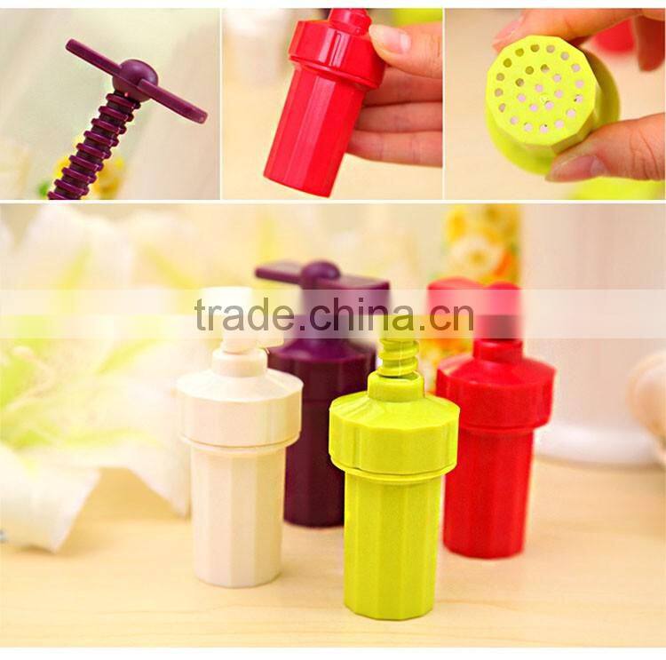 Garlic Press Peeler Crusher Presser Twist Kitchen Helper Gadget Cutter Hand Tool