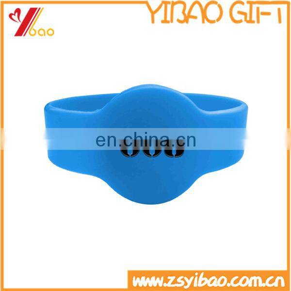 Custom promotional silicone bracelet with logo silver print with metal part can laser logo on it