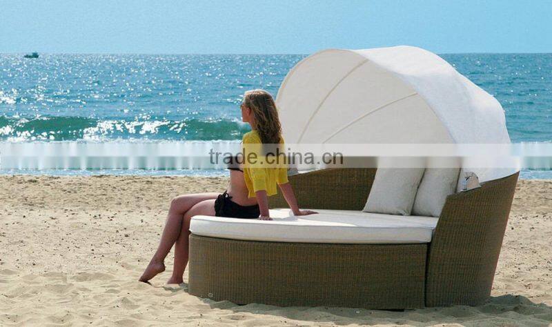 2017 Trade Assurance comfortable round shape pe round rattan wicker chaise sun daybed with plastic canopy