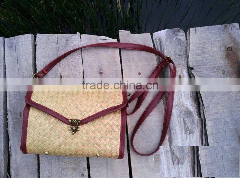 Straw beach bag/ beach tote bag/Pompom beach bag, nice decoration