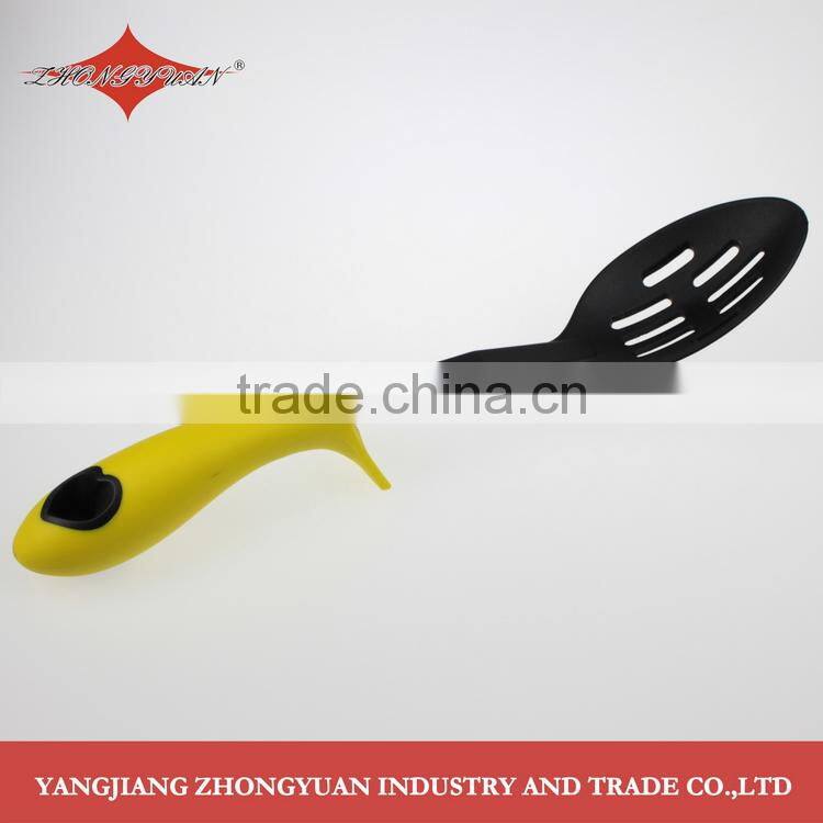 Non-slip love heart shape handle plastic nylon skimmer kitchen utensils