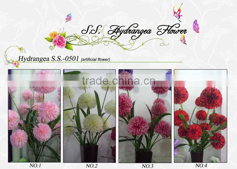 white wedding flower arrangements