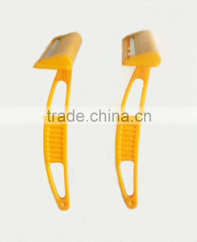 Single blade disposable razor