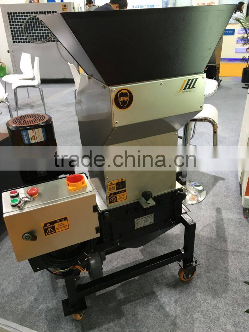 Low speed online recycling plastic granulator