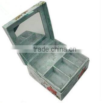 Square cosmetic box with a mirror